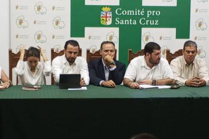Autoridades y cívicos cruceños se reúnen con YPFB para tratar la crisis de combustible