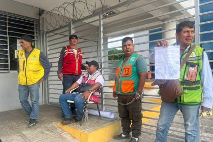 Mototaxistas se encadenan en puertas de YPFB para exigir el resarcimiento por la gasolina desestabilizada