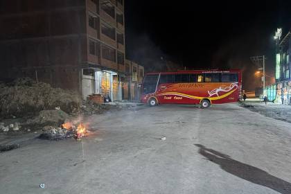 Bloqueo en vía a los Yungas: Ministro dice que hubo avances con transportistas; la dirigencia señala que no hay nada firmado