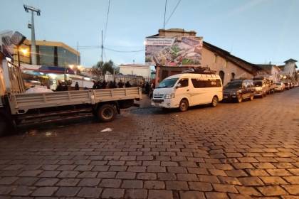 La Paz arranca su mes aniversario con filas por combustible en los surtidores