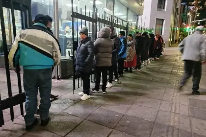 Búsqueda de aceite vegetal se agudiza en La Paz y Cochabamba; la gente hace fila en Emapa donde se raciona la venta del producto