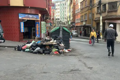 “Todo está lleno de basura”: residuos rebasan los contenedores tras ocho días de bloqueo en el botadero de La Paz