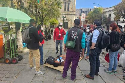Reportan civiles y periodistas heridos durante protestas en La Paz