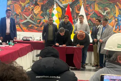 El presidente Paz y Argollo de la COB firman acuerdo al cumplirse 50 días de bloqueos