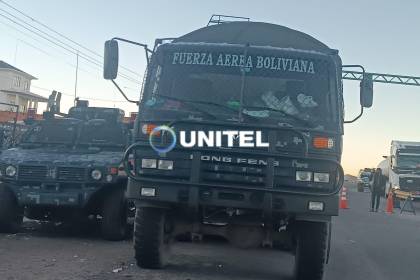 Policías y militares resguardan la carretera La Paz - Oruro y otras rutas troncales para evitar bloqueos