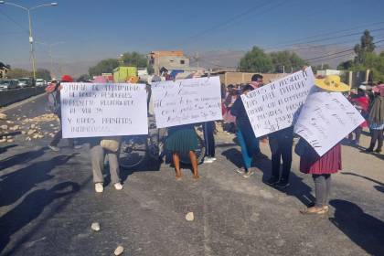 Comunarios de Sipe Sipe mantienen cerrado un carril de la ruta Cochabamba – Oruro