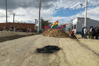 Bloqueo impide ingreso de camiones al relleno sanitario de Villa Ingenio; comunarios exigen mayor presupuesto 