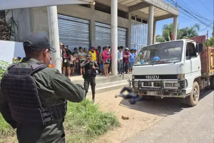 A plena luz del día, intentaron subir a un hombre a un vehículo, pero se resistió y lo mataron con un tiro en la frente 