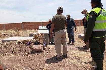 Una exhumación reveló un feminicidio; dos hombres y dos trabajadores de una funeraria son investigados