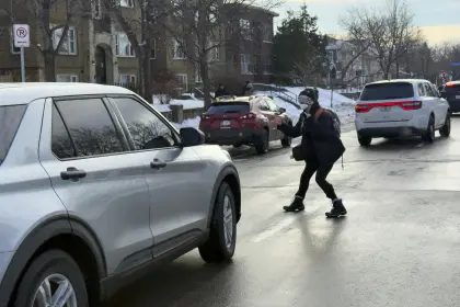 Agente del ICE mata a tiros a una mujer en Mineápolis durante un operativo