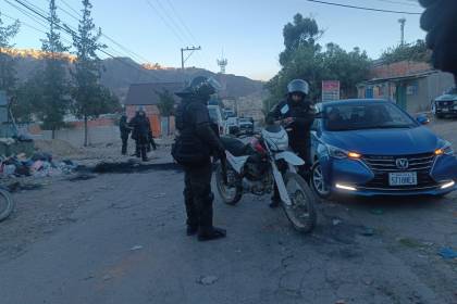 La Paz: Enfrentamientos entre policías y bloqueadores este sábado en la ruta a Río Abajo