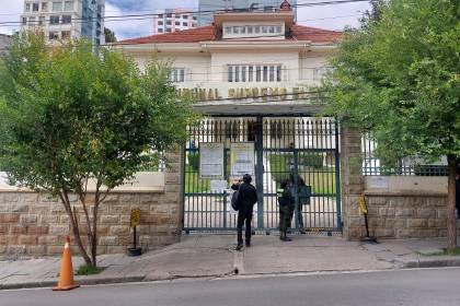 Sala Plena del TSE instala sesión para sellar el destino de UCS: candidatos y militantes instalan vigilia