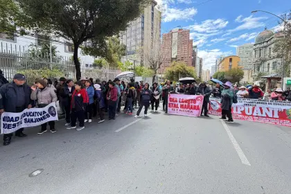 “Los materiales subieron y nuestro salario es el mismo”: Maestros exigen al Gobierno el incremento de sueldos
