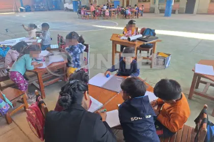 Tras inundaciones en Capinota, estudiantes pasan clases en el patio