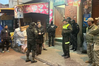 Hallan consumiendo alcohol en Bolivia a un hombre que es buscado por violencia familiar en Perú