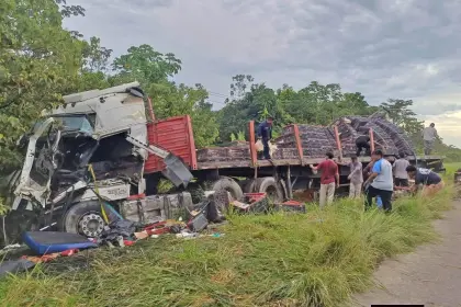 Al menos dos muertos tras el choque frontal entre dos camiones en la ruta Santa Cruz – Cochabamba