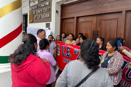 Vecinos y padres de familia protestan en el ingreso a la Alcaldía cruceña y denuncian la paralización de la construcción de un módulo educativo 