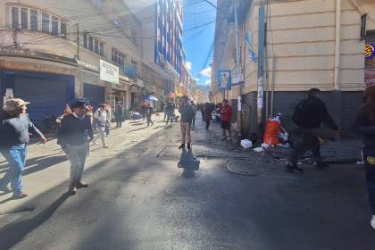 Policía gasifica a mineros cooperativistas que intentan ingresar a la plaza Murillo 