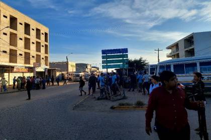 Santa Cruz: Paro y bloqueos de micreros dificultan la llegada de estudiantes a las escuelas en el inicio de las clases