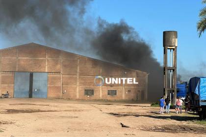 Voraz incendio afecta a una empresa de transporte de carga en Santa Cruz 
