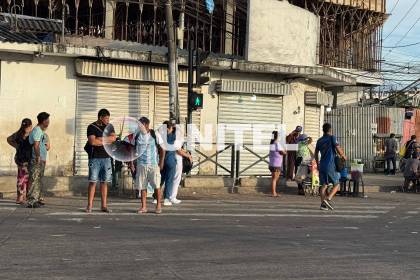 Santa Cruz arranca la jornada sin micros; el sector rechaza la eliminación de la subvención de combustibles