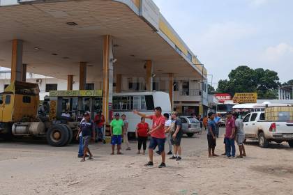 Video: Escasez de combustible y filas, provocan amagues de enfrentamiento en un surtidor de Santa Cruz