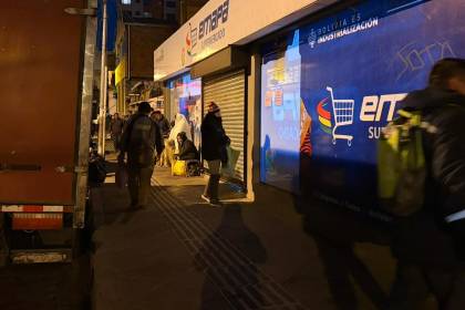 El bloqueo de caminos golpea a La Paz, que amanece con filas por combustibles y pollo