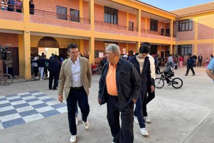 Rodrigo Paz acompaña a su padre, el expresidente Jaime Paz Zamora, a sufragar antes de acudir a Tarija a emitir su voto