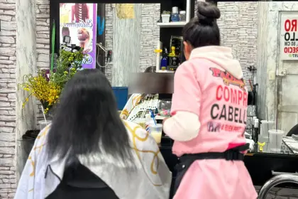 Ante la crisis, mujeres venden su cabello para comprar alimentos, dicen estilistas de La Paz 
