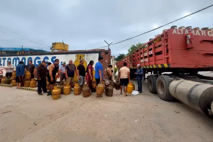 Persisten las filas por garrafas de gas; el Gobierno dice que los contrabandista de diésel “ahora voltean su mirada al GLP”