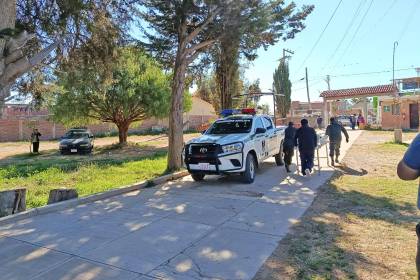 Intentó proteger a su hija y fue apuñalada por su pareja; el sujeto huyó y es buscado por la Policía