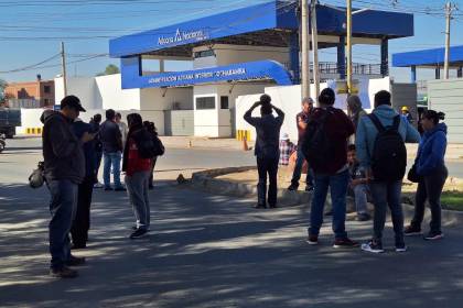 Escasez de dólares: Transporte Pesado se instala afuera de la Aduana en Cochabamba exigiendo soluciones