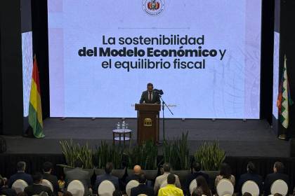 Camacho insiste con el federalismo y apoya propuesta de Marinkovic sobre ley de conversión de tierras 