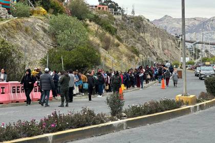 Familias en La Paz corren largos tramos para comprar pollo ante la escasez por los bloqueos 
