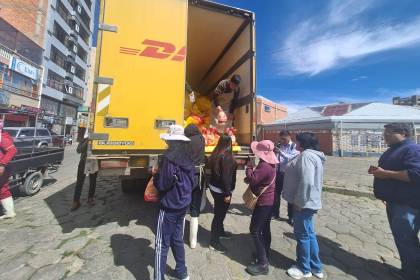 Población de El Alto accede a la segunda carga de pollo que llega desde Santa Cruz