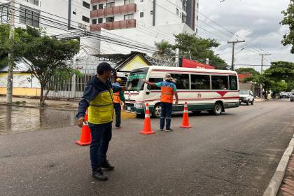 Alcaldía realiza controles y restringe el paso de micros en el centro cruceño