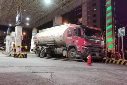 Combustible: Filas en surtidores persisten y el ministro de Hidrocarburos dice que se distribuye más de lo demandado