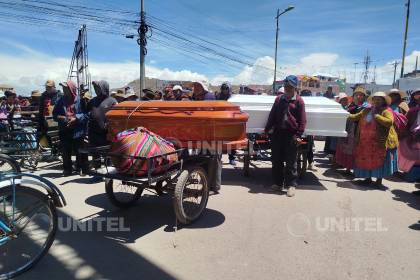 Sobre carretillas, así cruzaron la frontera los ataúdes con los músicos bolivianos fallecidos en un accidente en Perú