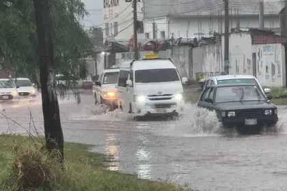La semana arranca con una intensa lluvia y un frente frío en Santa Cruz