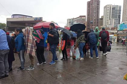 Emapa vende dos botellas de aceite por persona y se generan filas pese a la lluvia