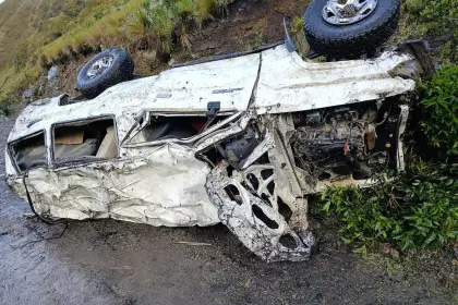 Tragedia en el norte de La Paz: Tres muertos y ocho heridos en embarrancamiento de minibús