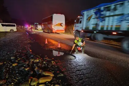 Bus vuelca en la carretera al trópico y deja al menos 17 personas heridas