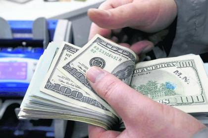 Un nuevo descenso en la cotización del dólar oficial: ¿En cuánto se cotiza para este fin de semana? 