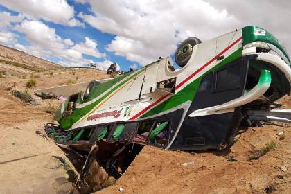 Tragedia en Uyuni: El joven de 24 años que conducía el bus que volcó no estaba registrado como chofer ni como pasajero, señala Tránsito