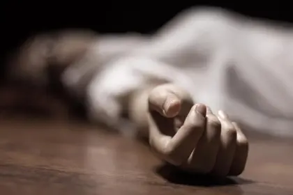 Reunión termina en tragedia: Una mujer muere en su casa, su pareja presenta lesiones y buscan a una tercera persona