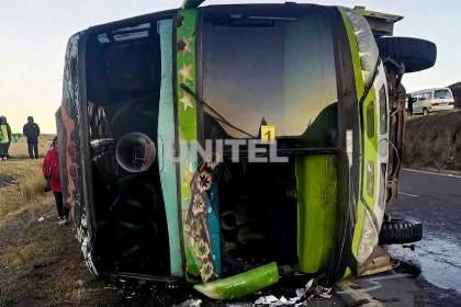 Al menos dos muertos y 23 heridos por vuelco de flota en la carretera a Copacabana
