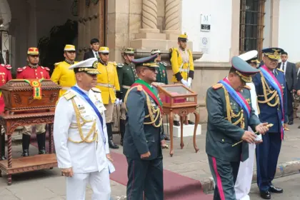 Fuerzas Armadas realizan el reconocimiento de Rodrigo Paz como presidente y le entregan la medalla del Bicentenario