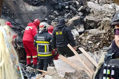 Hallan octavo cuerpo tras explosiones en el Regimiento Bolívar de Viacha