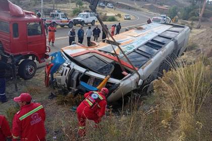 Reportan dos fallecidos y más de 20 heridos tras vuelco de bus en Chuquisaca 