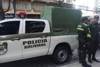 Policía fue a rescatar a un hombre que estaba en la cornisa de un edificio y halló a una mujer sin vida en la habitación